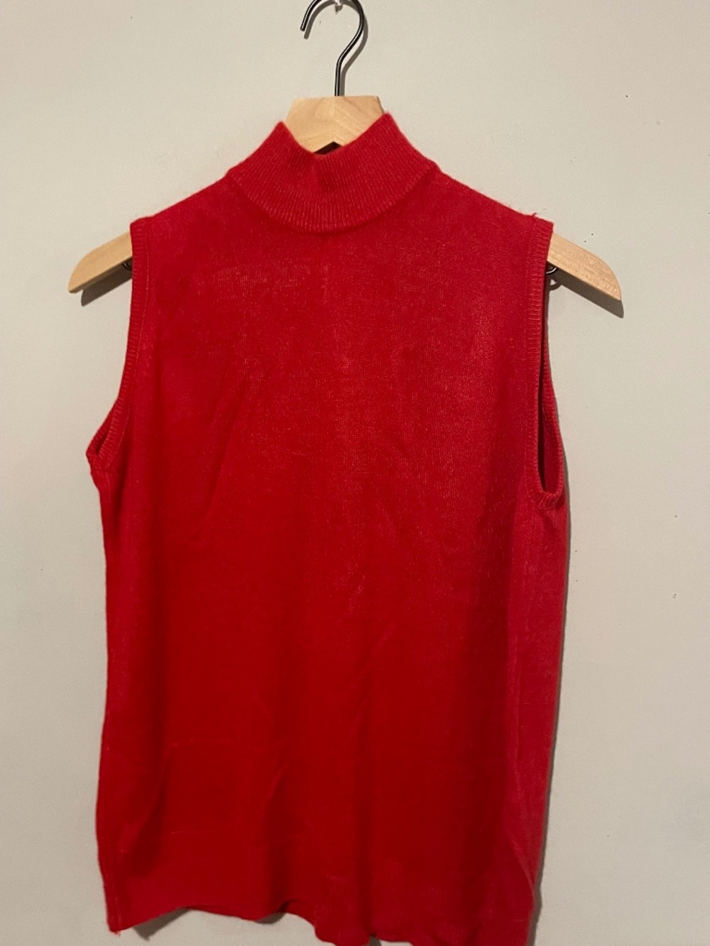 Chandler Hill women’s medium red sleeveless sweater